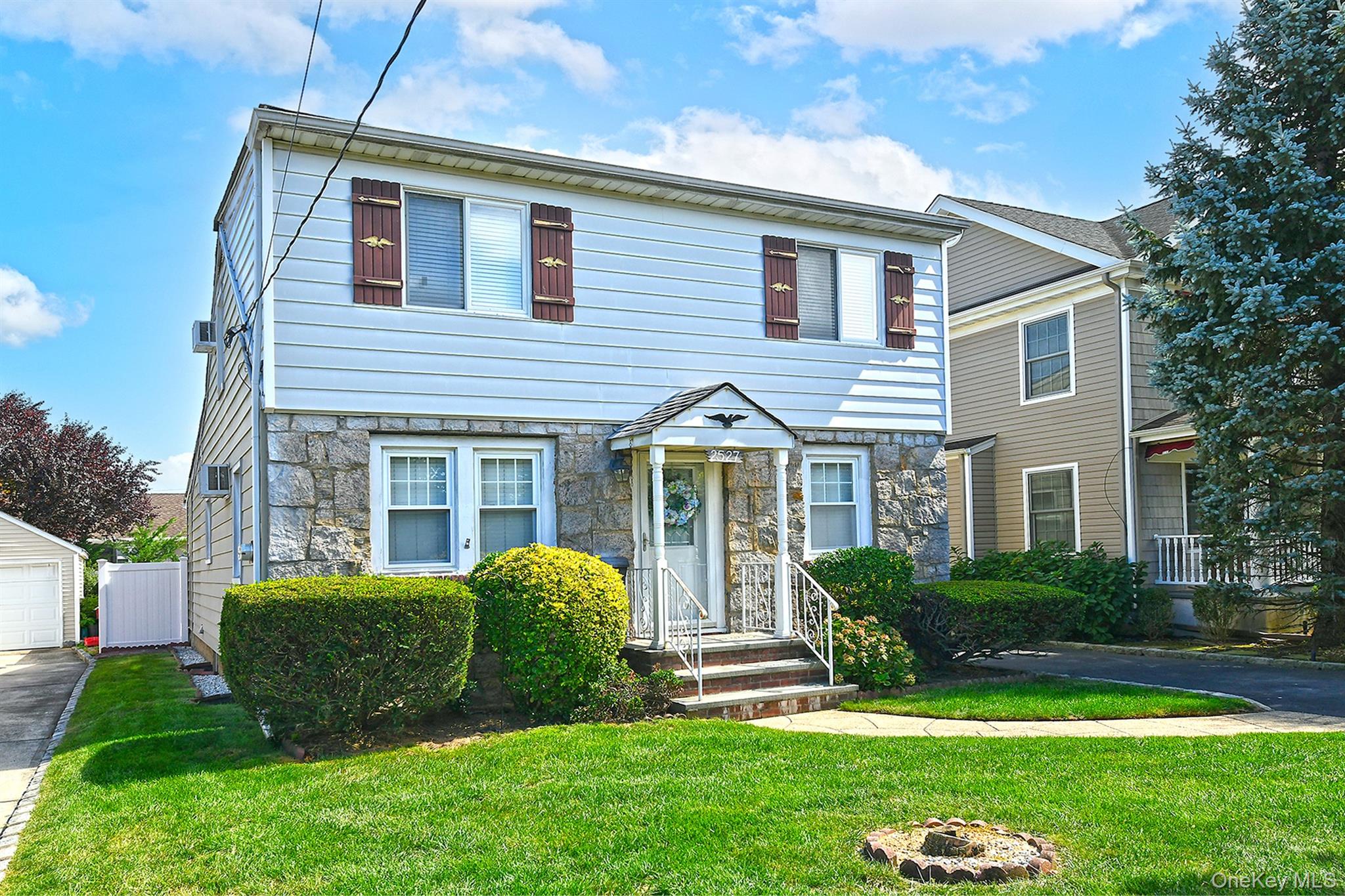 2527 Yorktown Street – For Sale photo 2