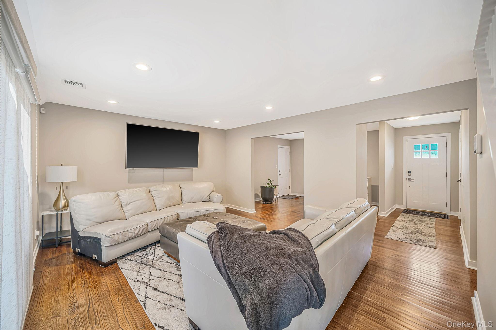 354 Seaford Avenue – For Sale photo 2