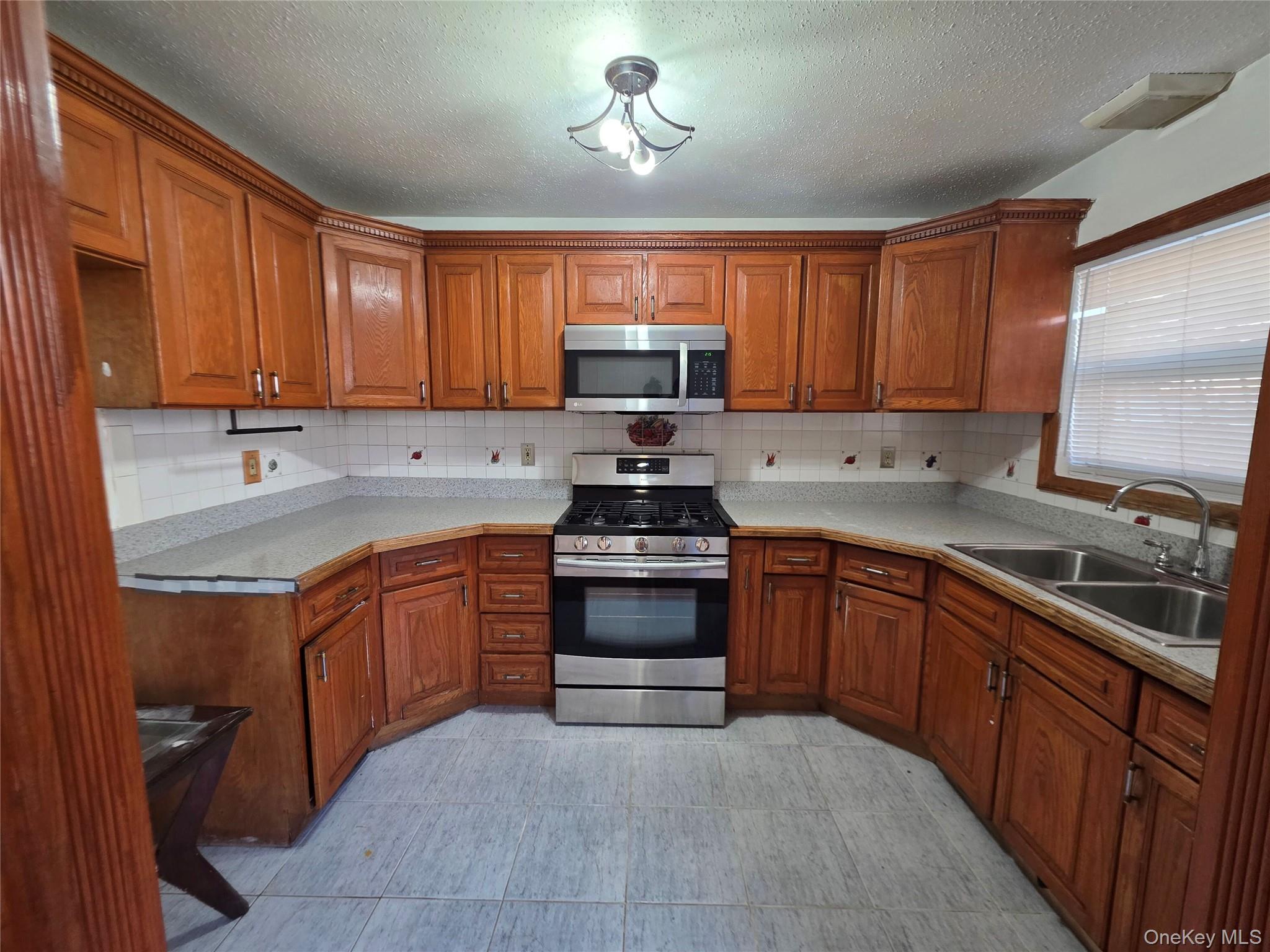 1186 Vyse Avenue – For Sale photo 13