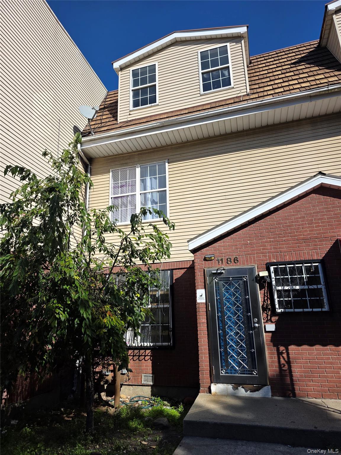 1186 Vyse Avenue – For Sale photo 2