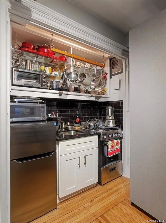 457 W 57th Street, Unit 308 photo 3