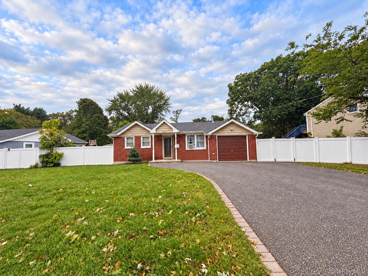1660 N Gardiner Drive – For Sale