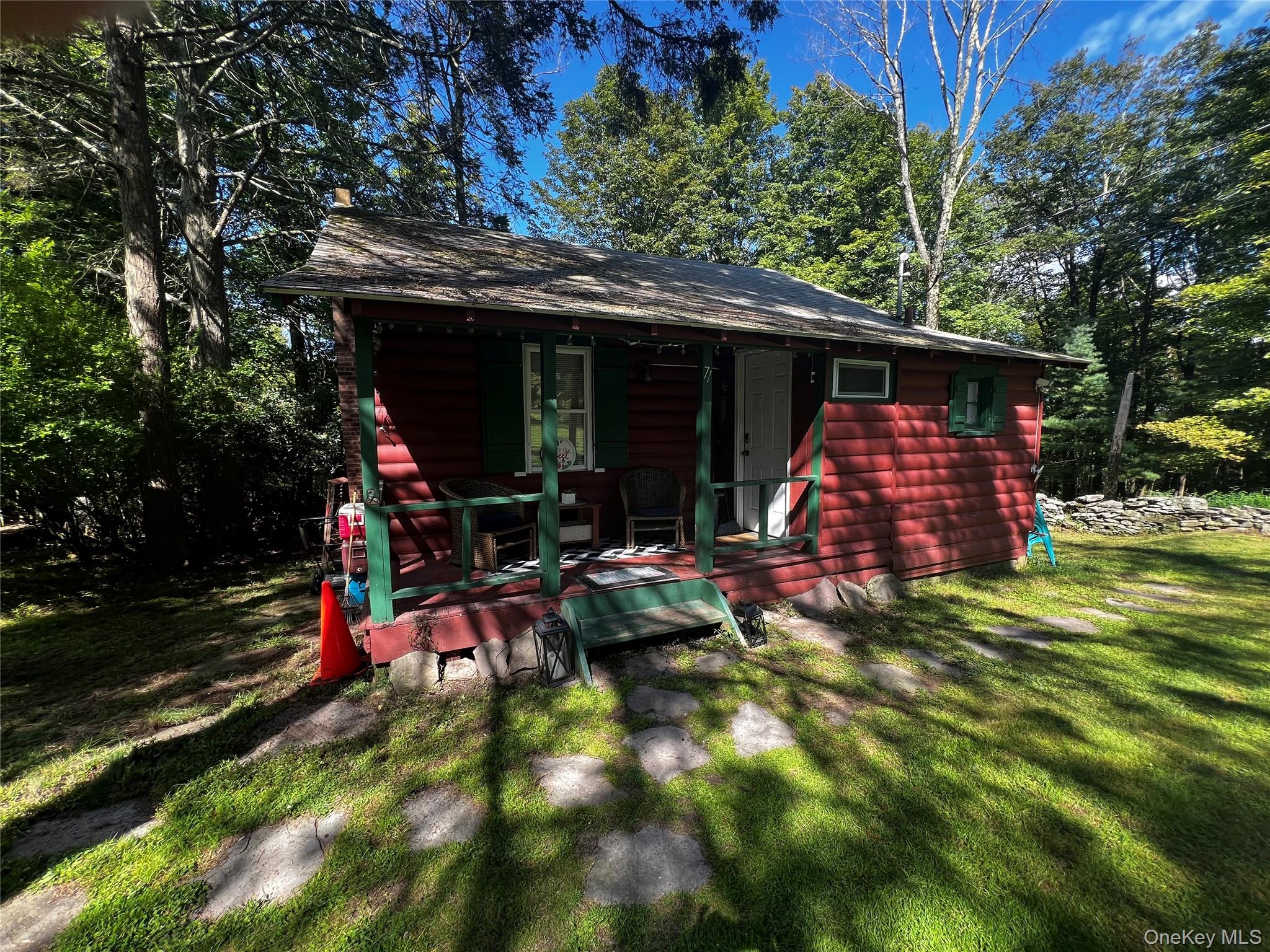 71 E Tusten Place – For Sale photo 3