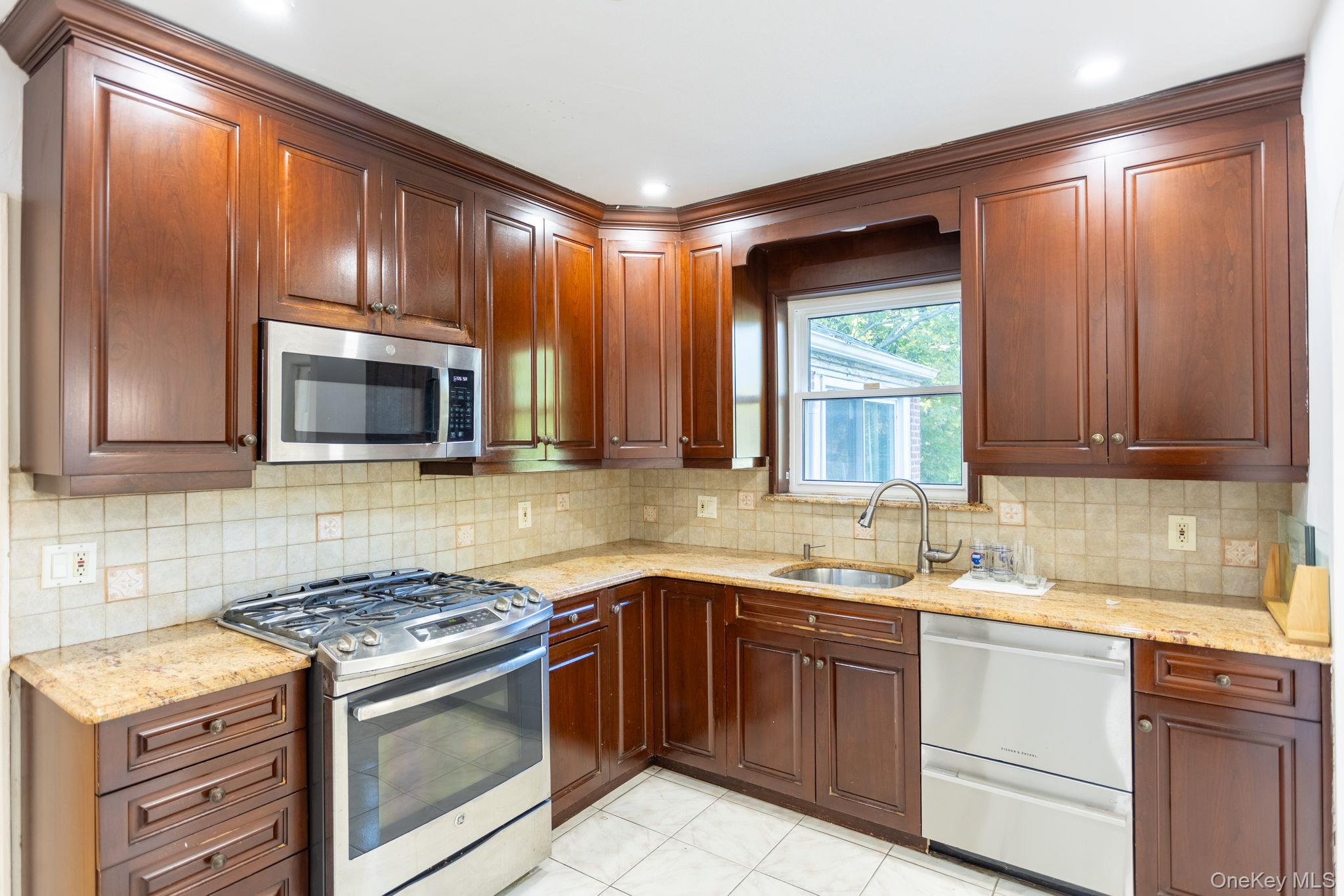 186-33 Henley Road – For Sale photo 6