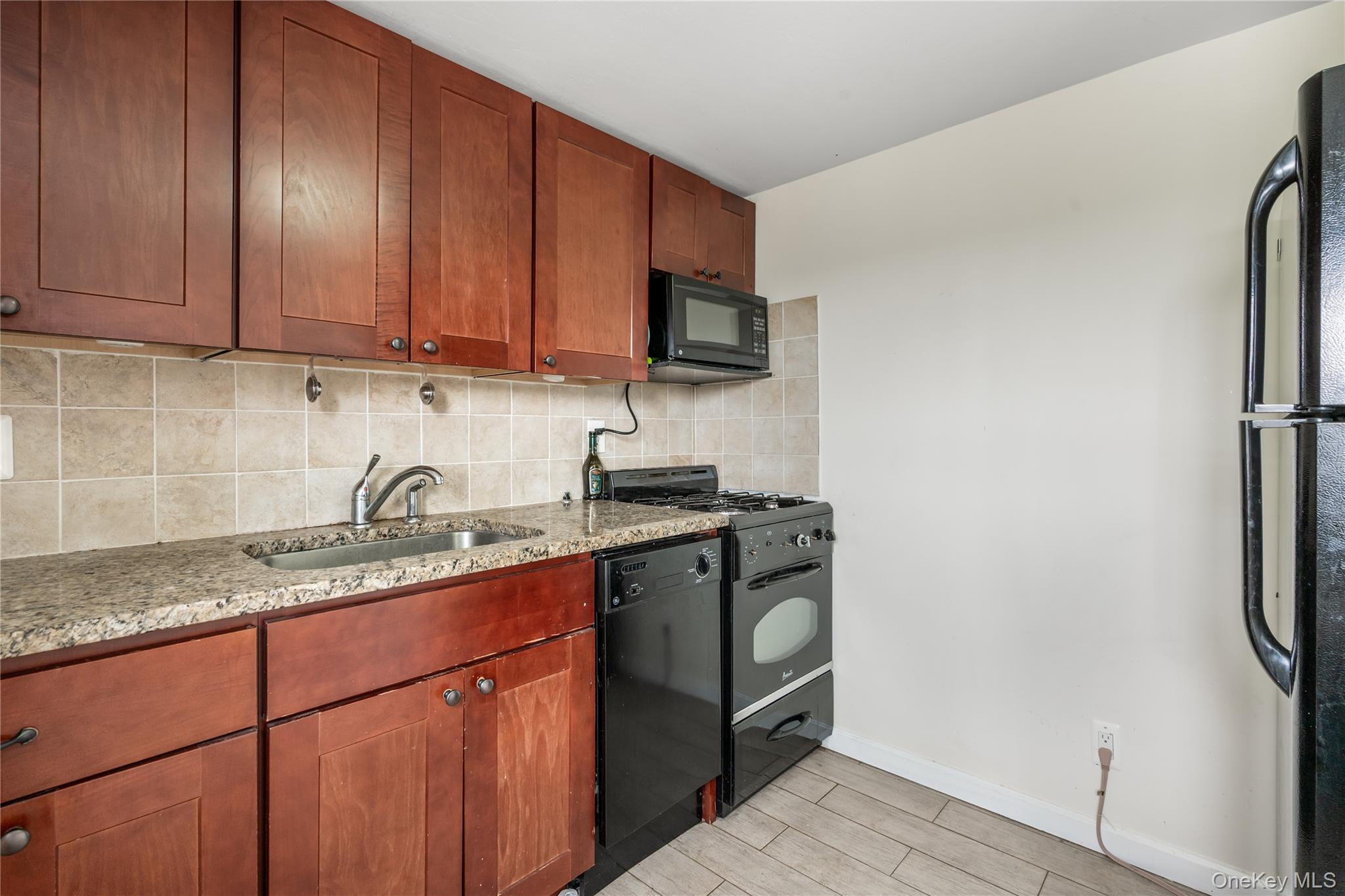 517 E Broadway – For Sale photo 3