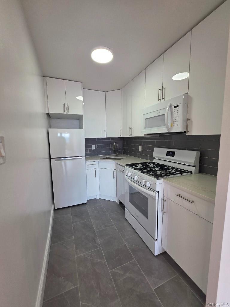 61-20 Grand Central Parkway, Unit C807 photo 4