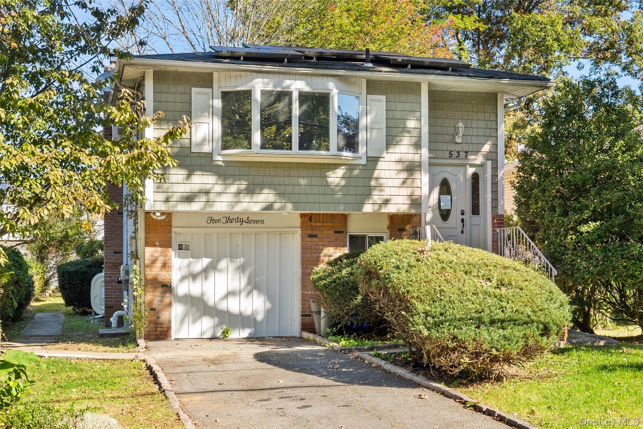 537 Lakeway Drive – For Sale