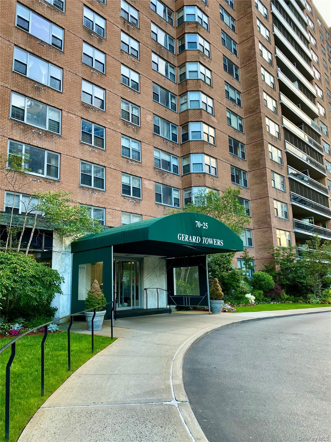 70-25 Yellowstone Boulevard, Unit 8Z