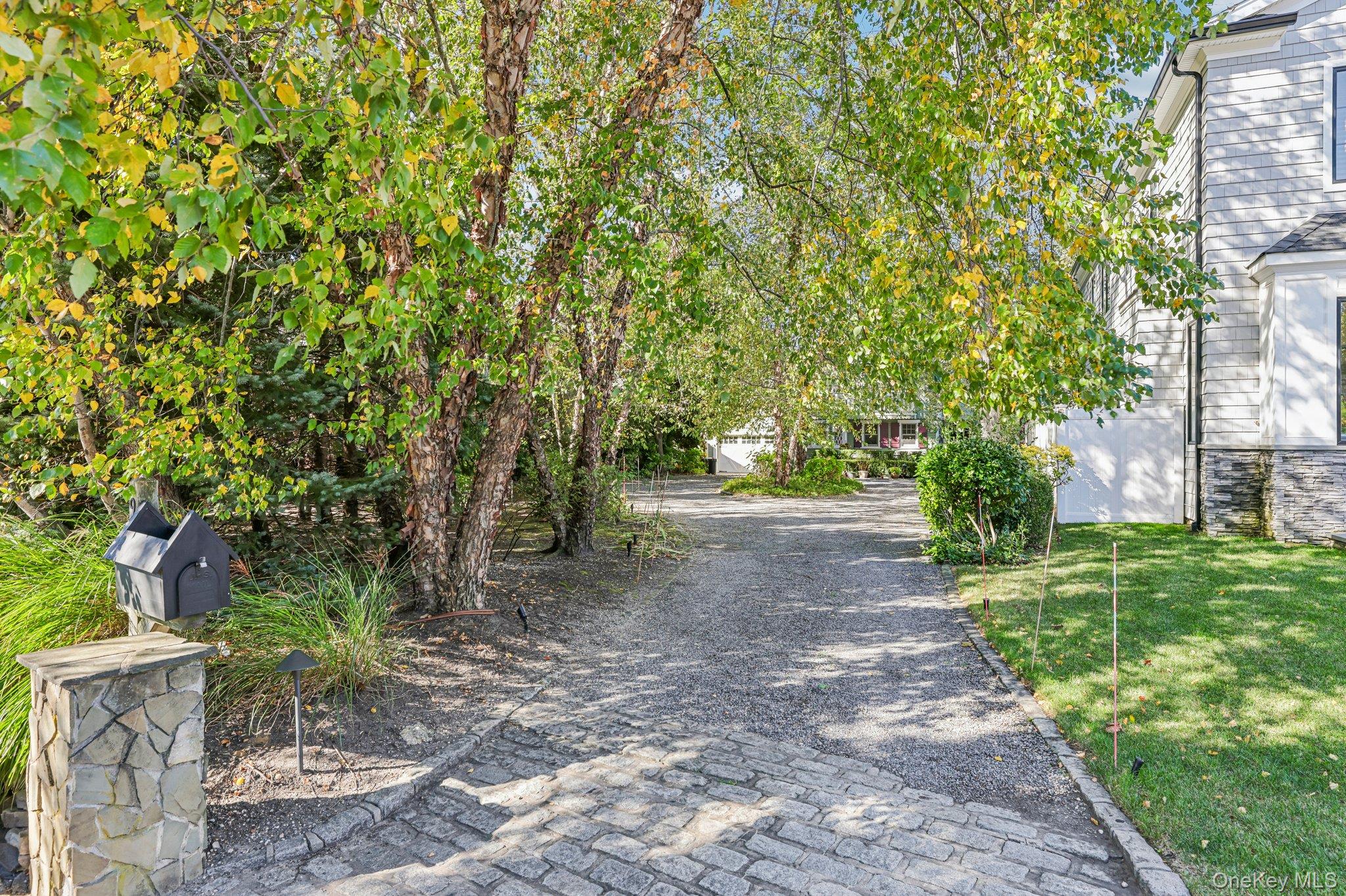 976 Singleton Avenue – For Sale photo 2