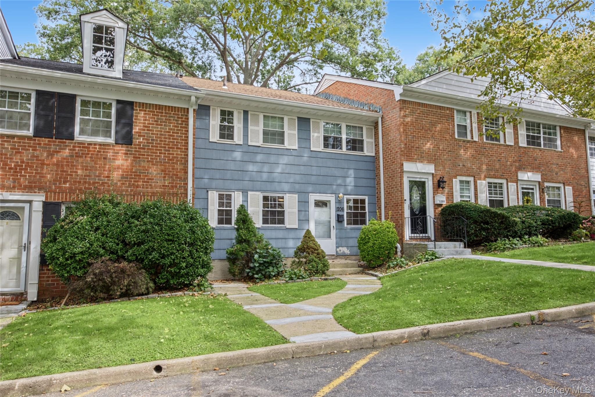 1206 Towne House Village – For Sale photo 2