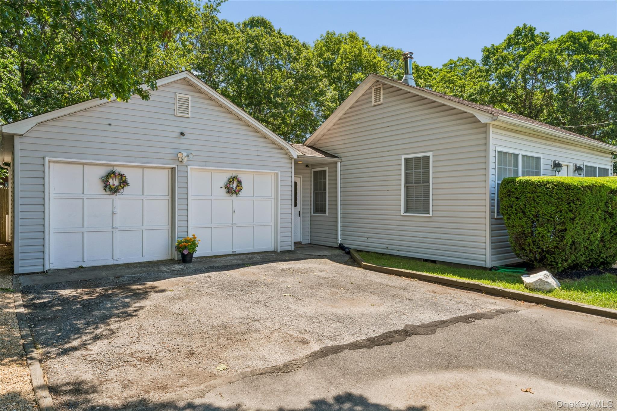 487 Mastic Road – For Sale photo 2