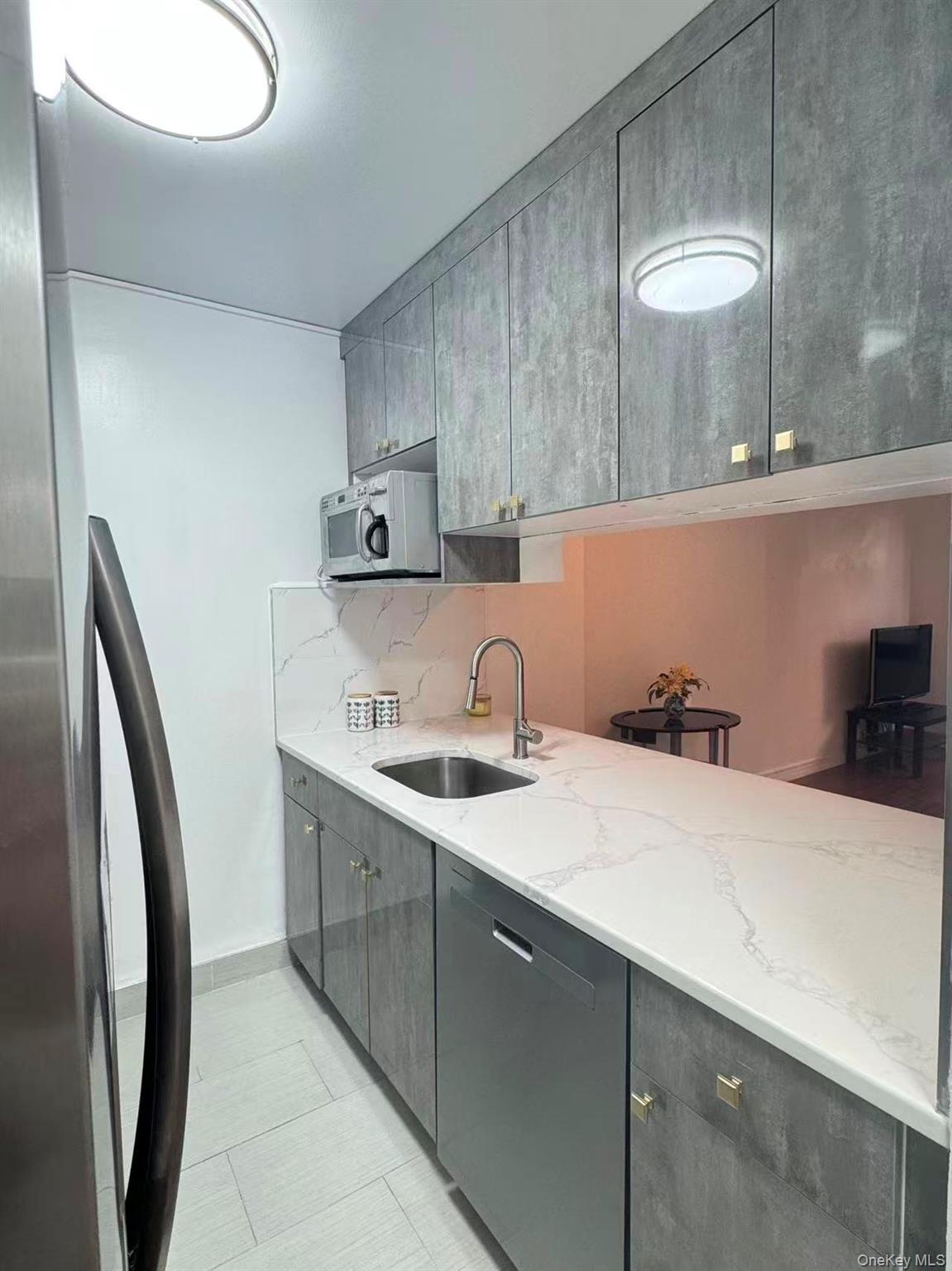 300 Albany Street, Unit 4L photo 4