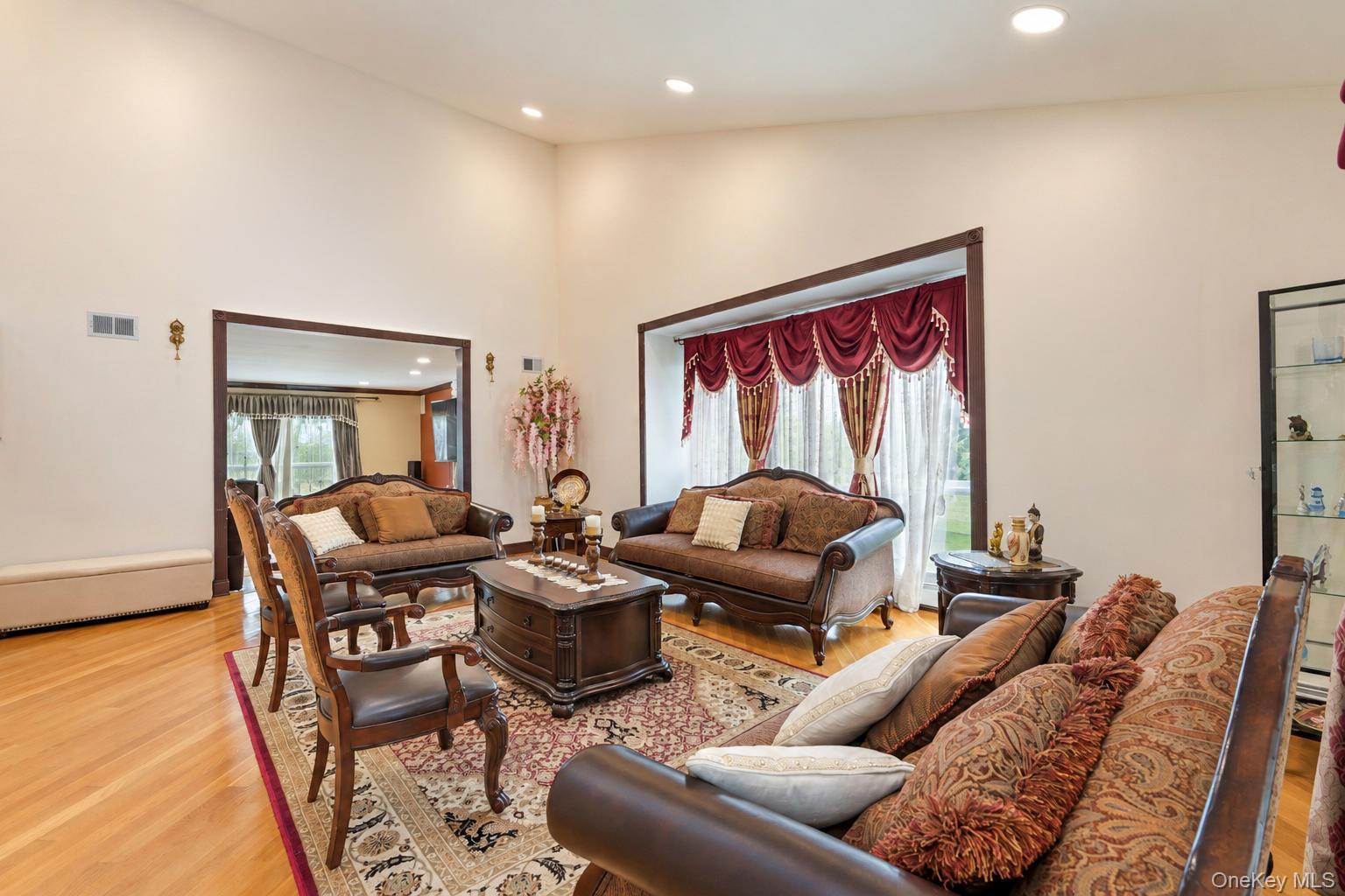 310 Willis Avenue – For Rent photo 10