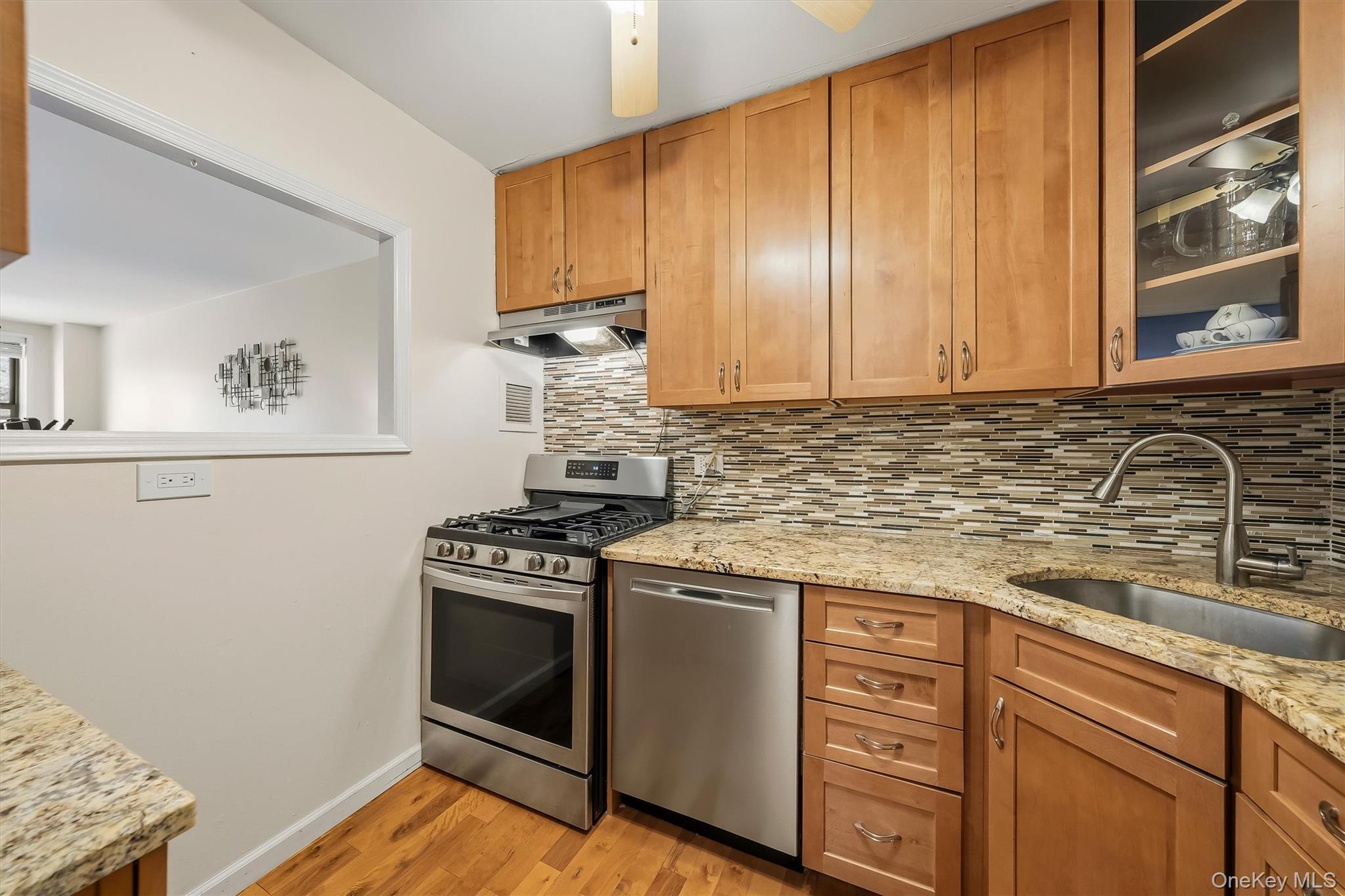 60 Barker Street, Unit 420 photo 16