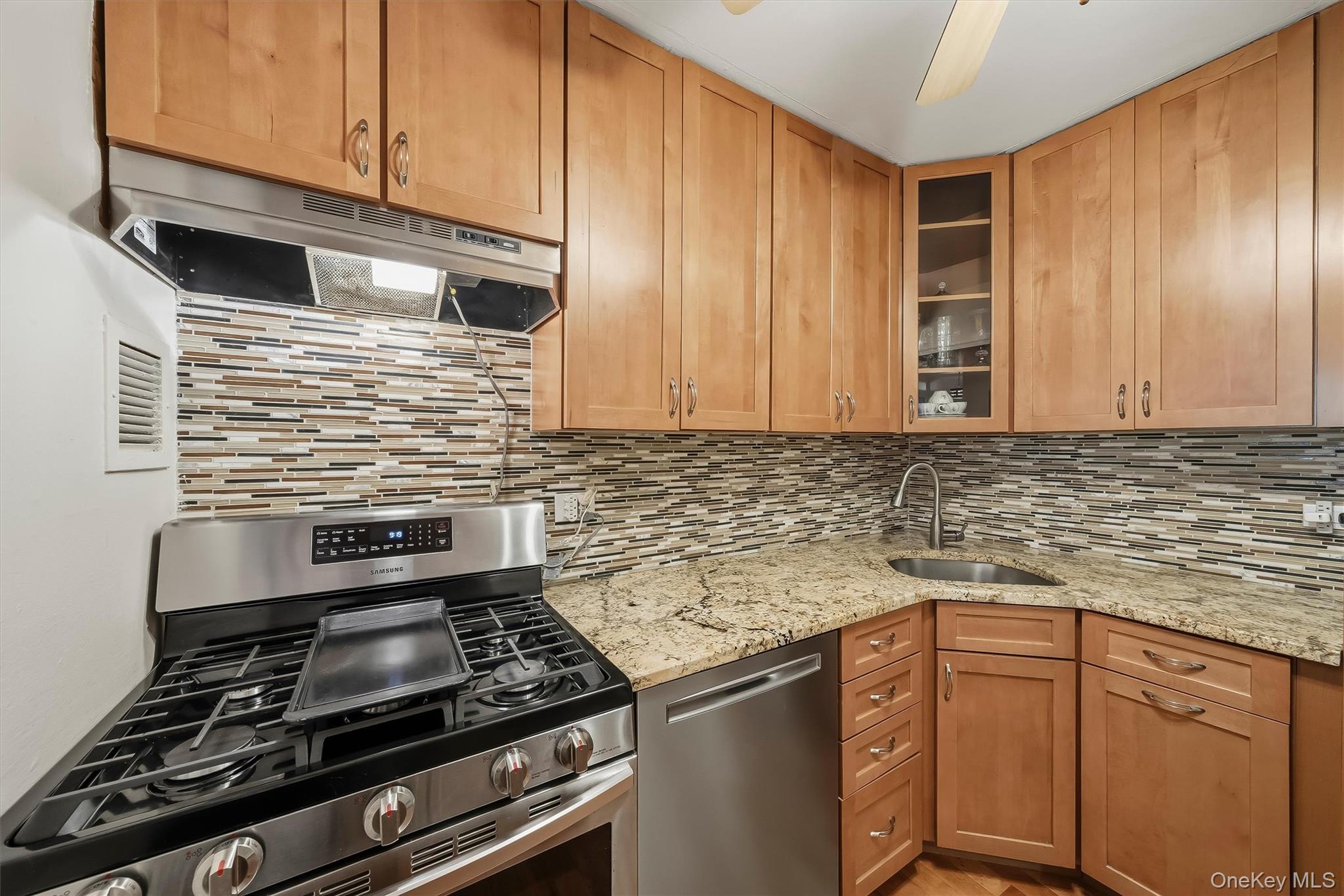 60 Barker Street, Unit 420 photo 17