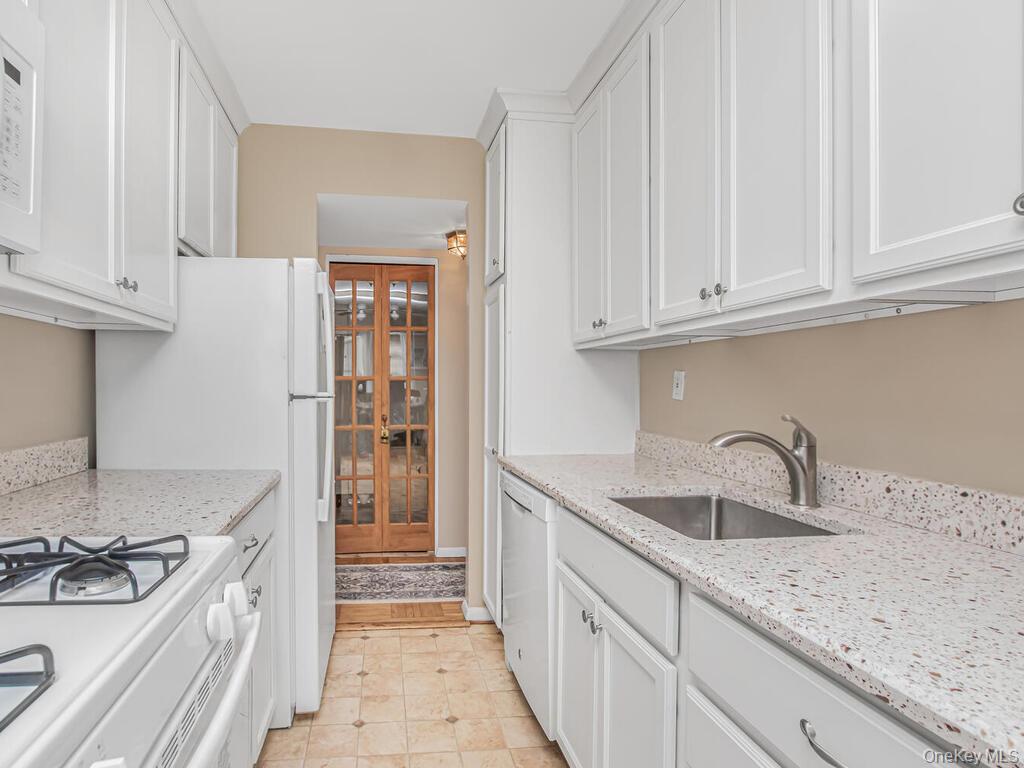 415 Gramatan Avenue, Unit 1C photo 5
