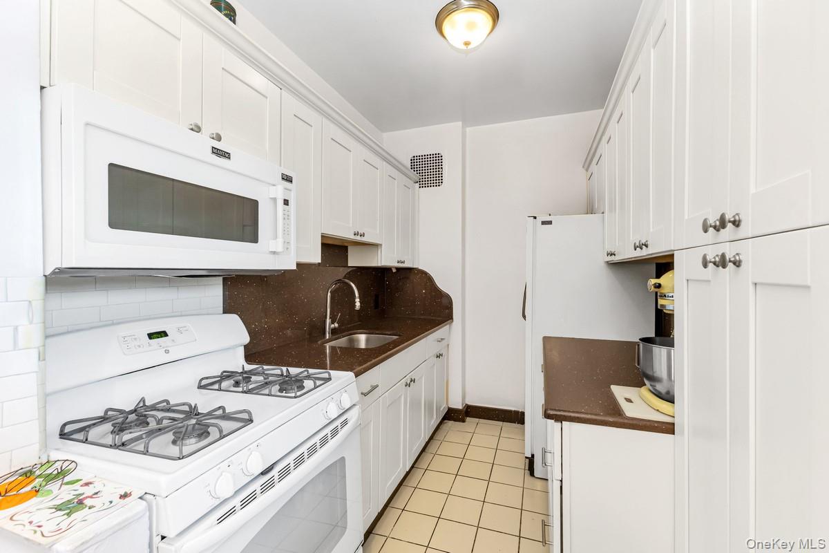 69-11 Yellowstone Boulevard, Unit A41 photo 4