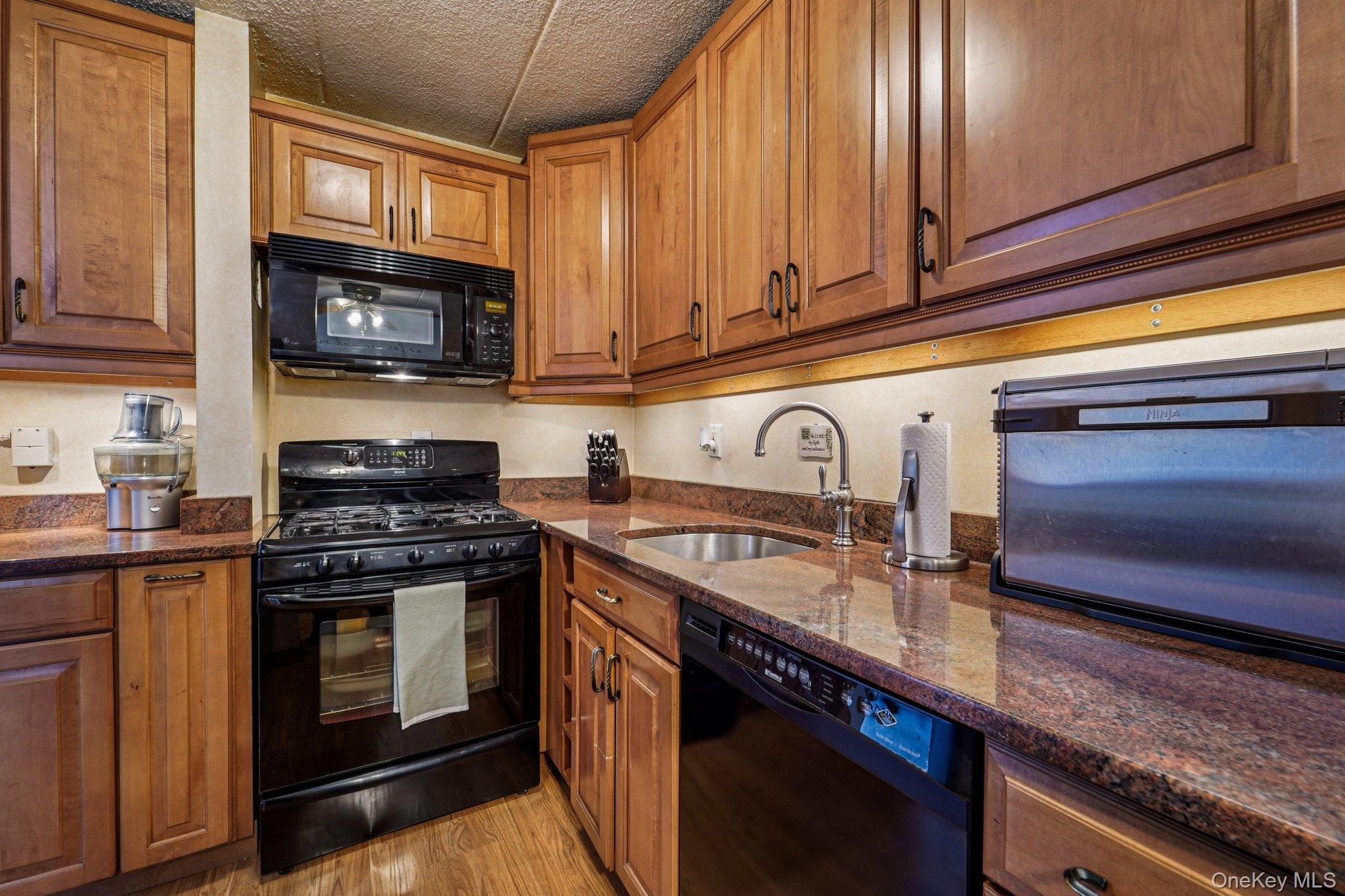 1085 Warburton Avenue, Unit 316 photo 14