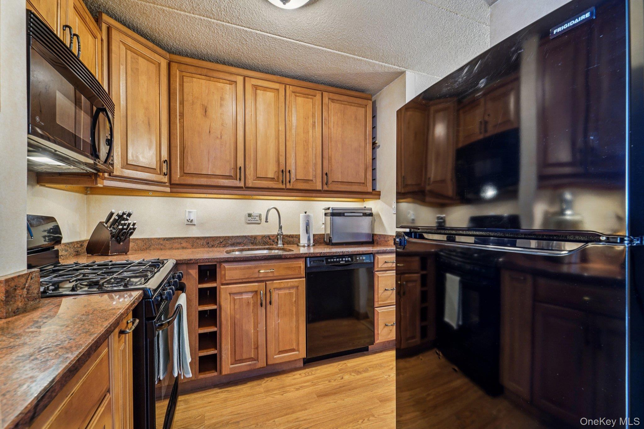 1085 Warburton Avenue, Unit 316 photo 11