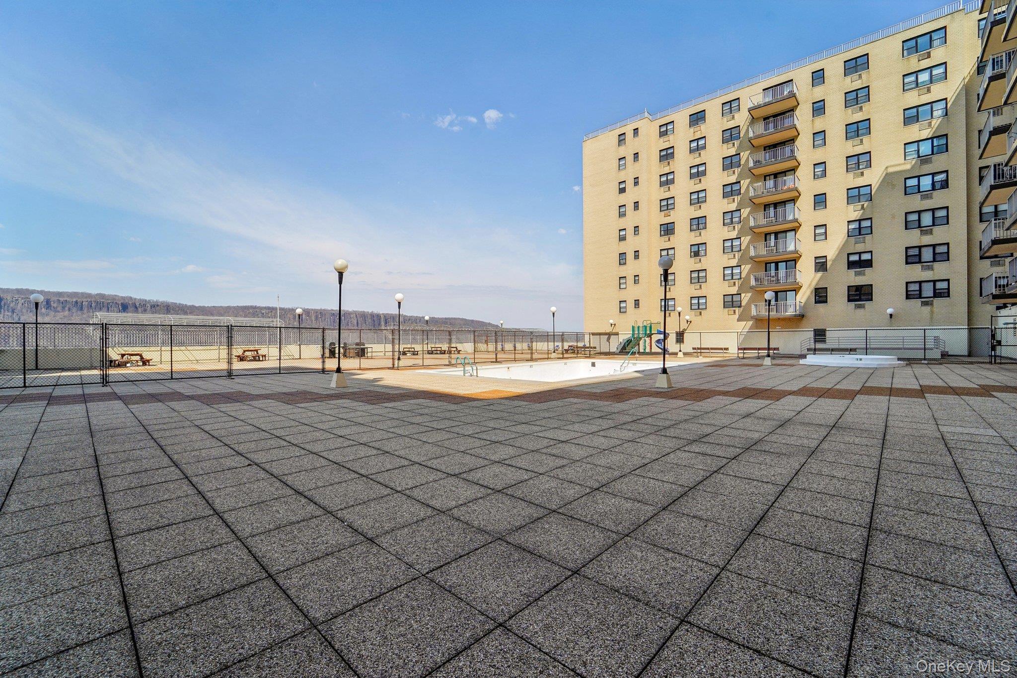 1085 Warburton Avenue, Unit 316 photo 40