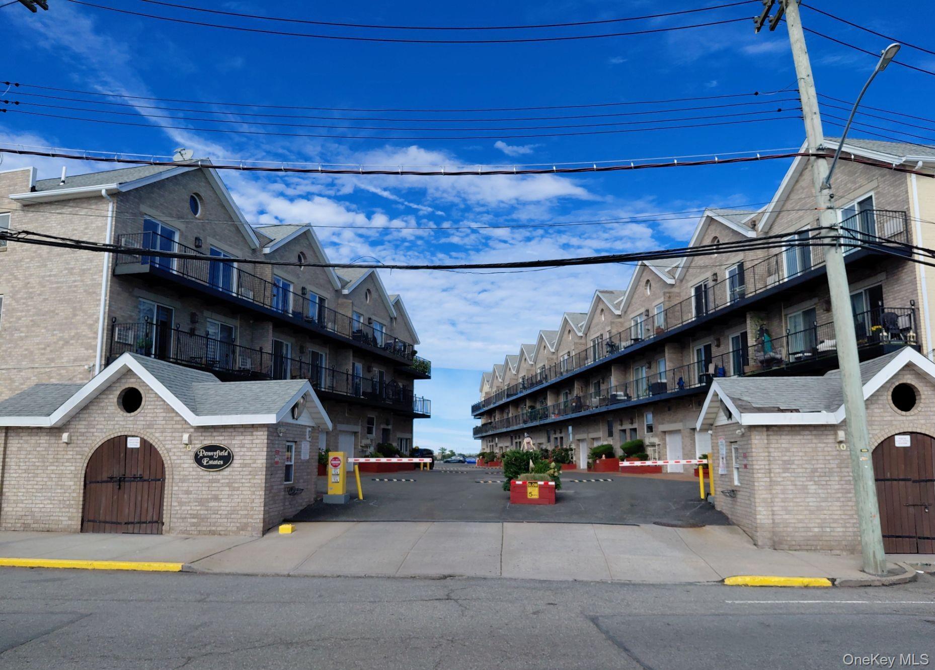 17 Pennyfield Avenue, Unit 17-3 photo 4