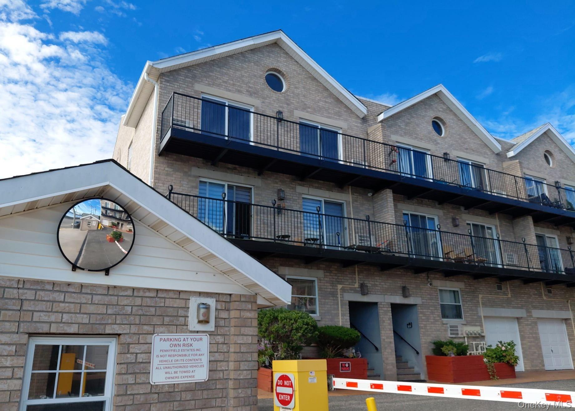 17 Pennyfield Avenue, Unit 17-3 photo 2