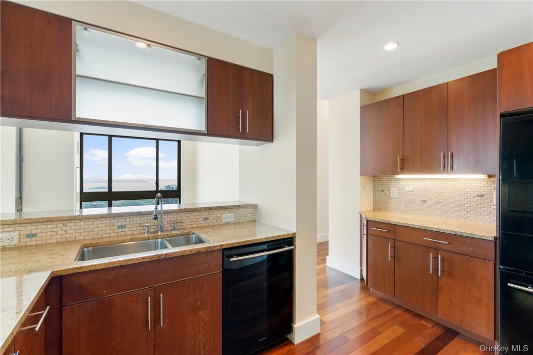 175 Huguenot Street, Unit PH201 photo 10
