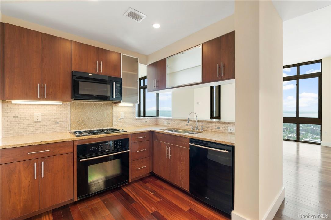 175 Huguenot Street, Unit PH201 photo 9