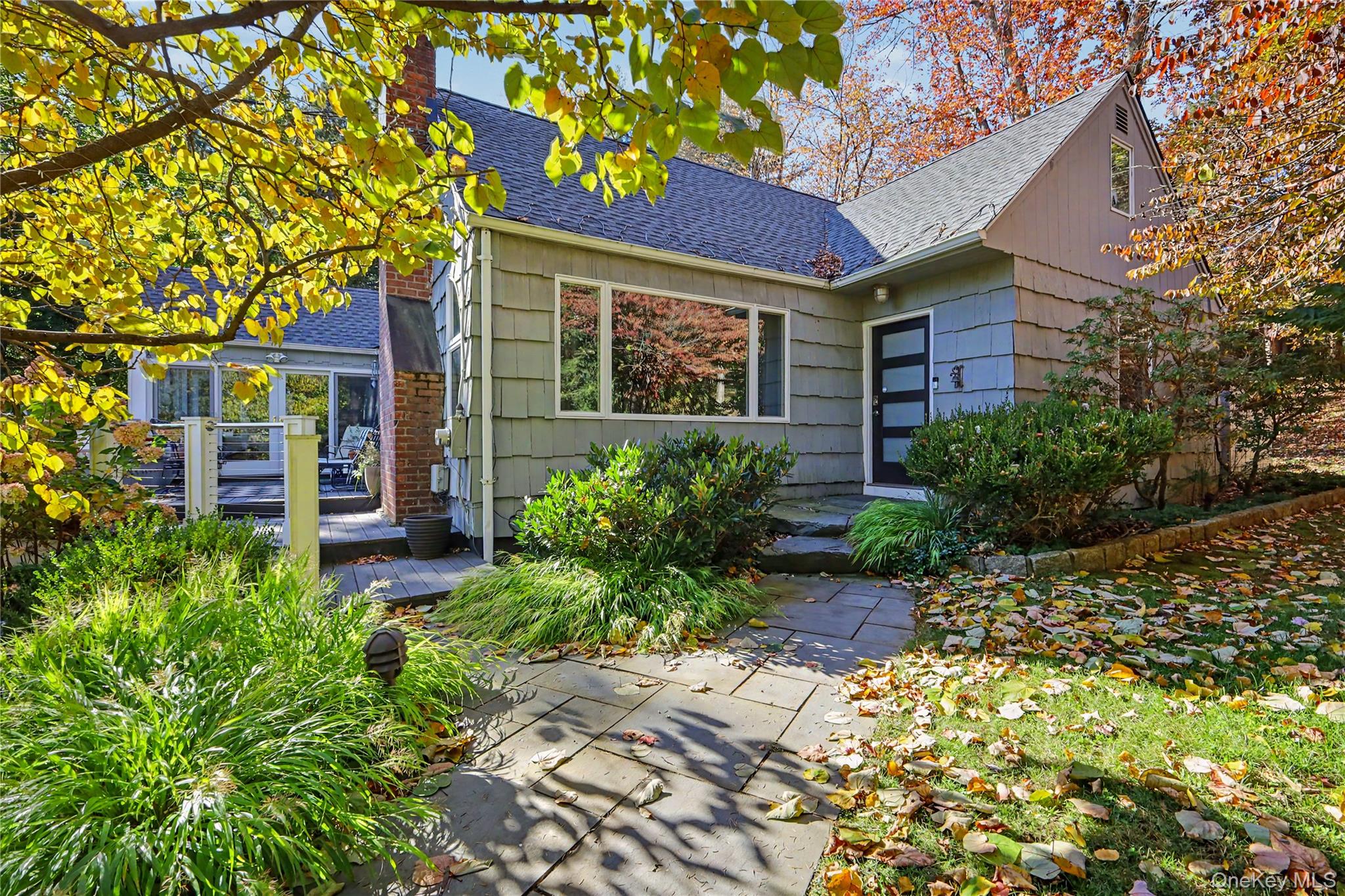 21 Lakeview Avenue W – For Sale photo 2