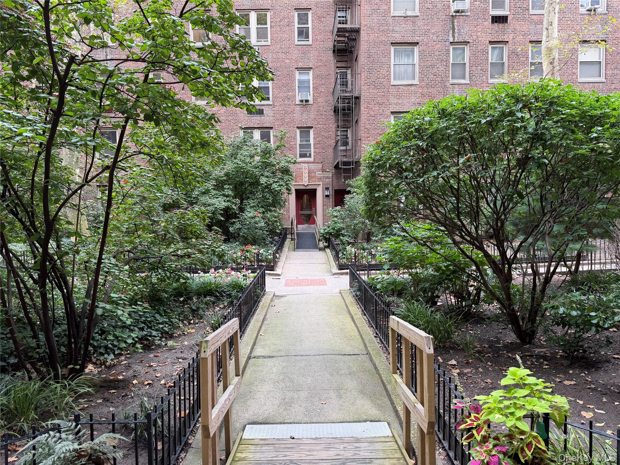 48-17 42 Avenue, Unit 4E photo 2
