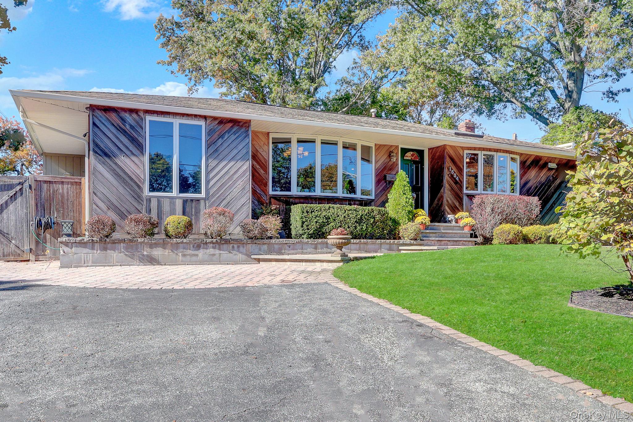 1534 Agate Street – For Sale