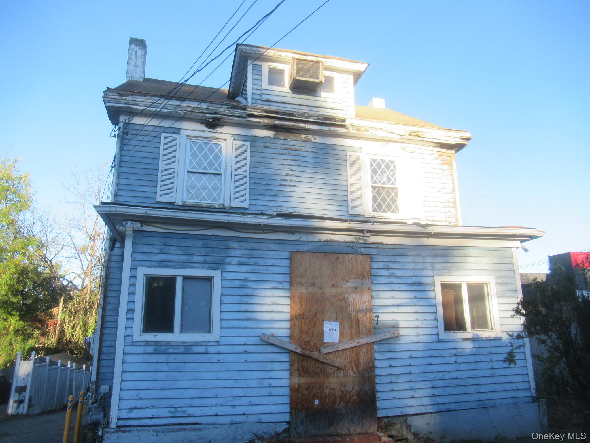 7 Streit Avenue – For Sale photo 2