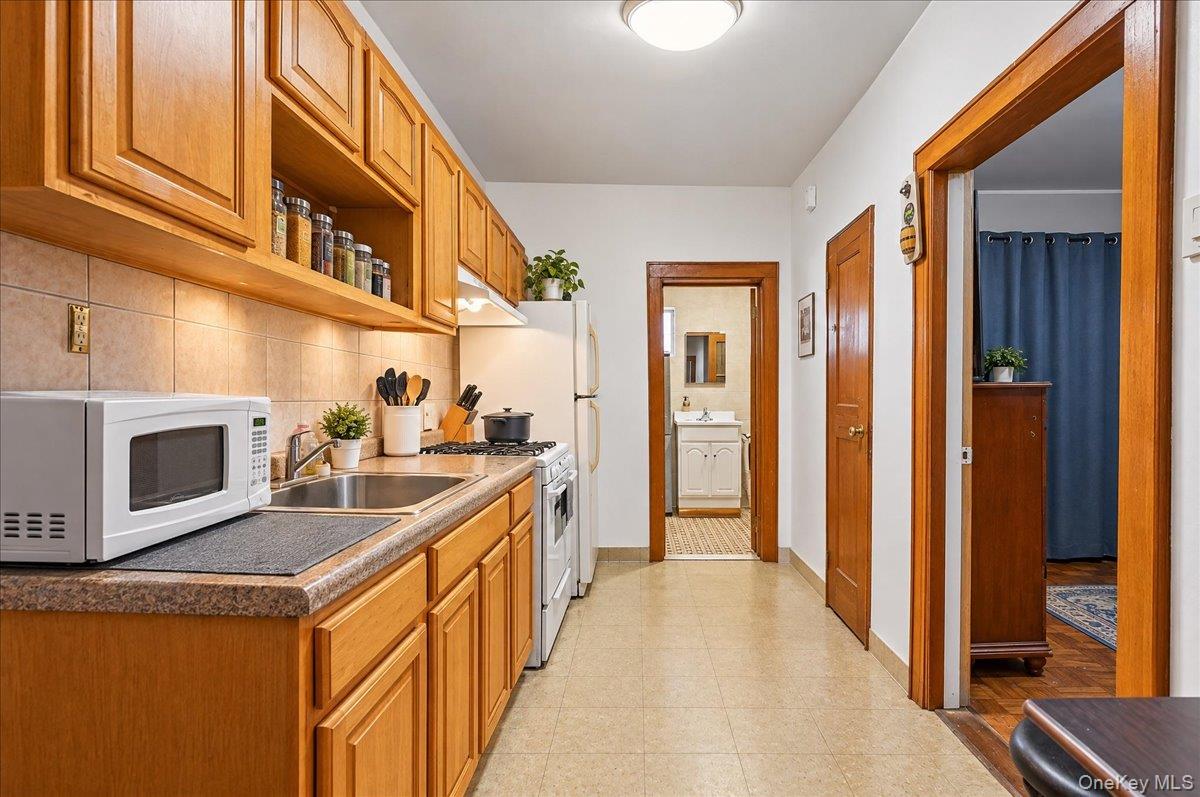 1852 Willoughby Avenue – For Sale photo 8