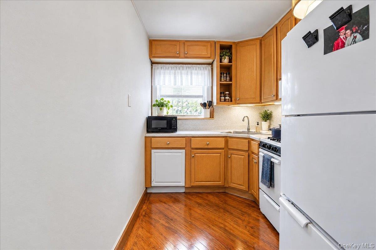 1852 Willoughby Avenue – For Sale photo 3