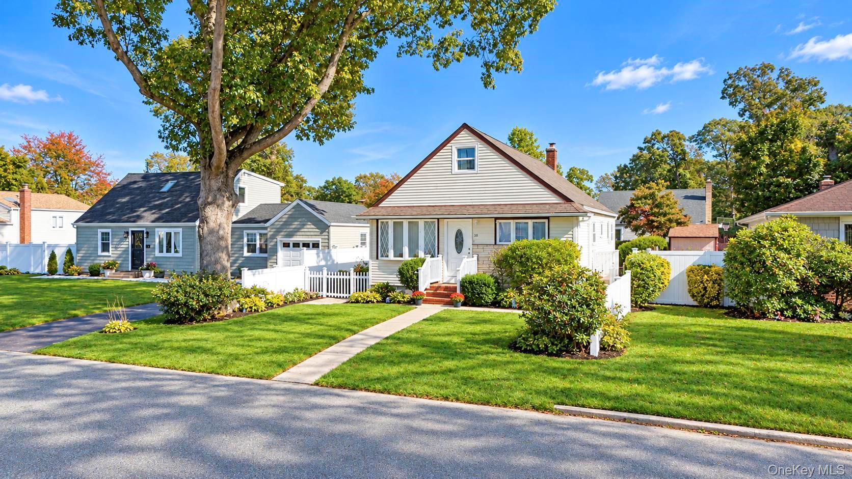38 Colonial Road – For Sale photo 2