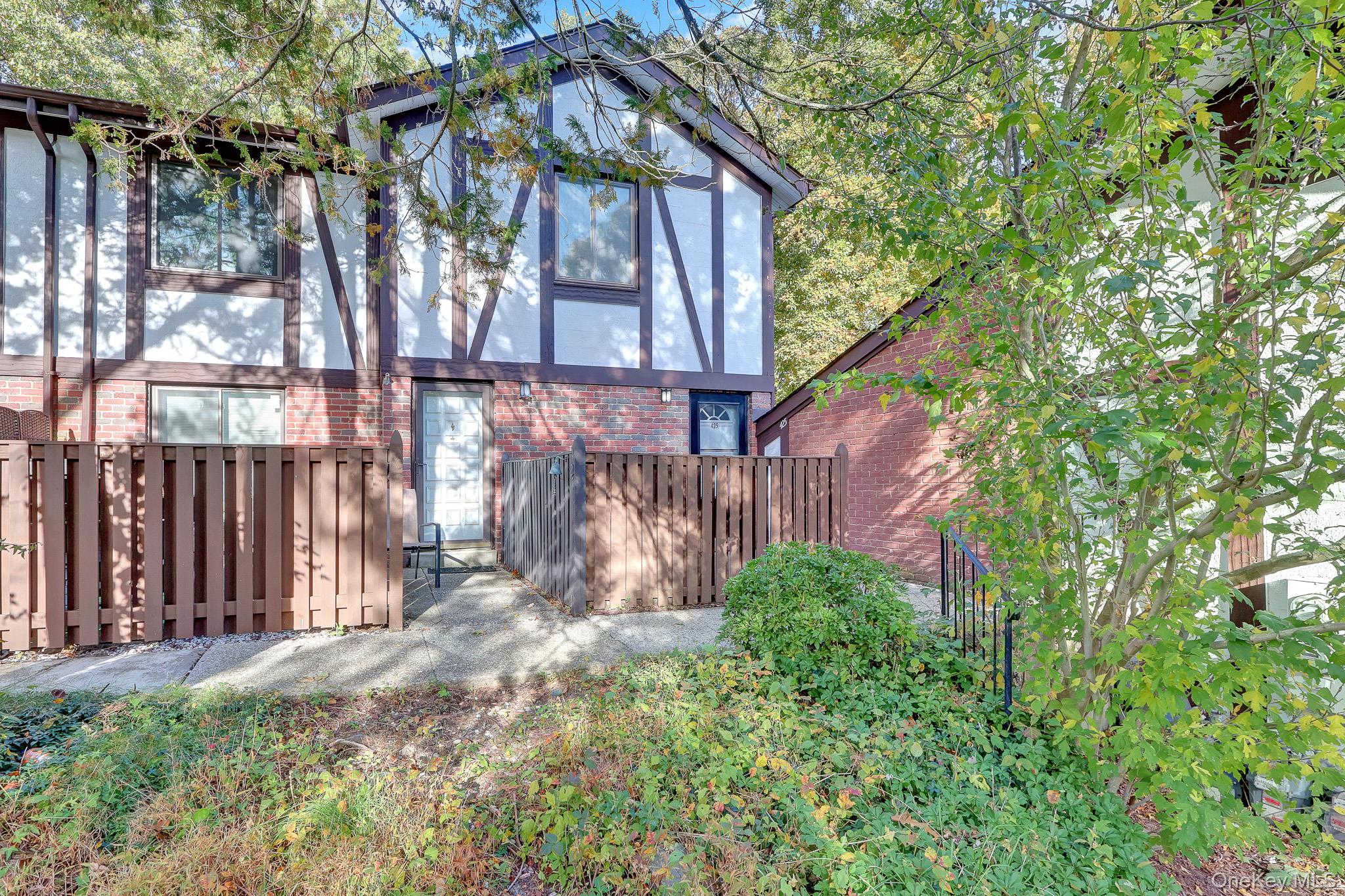 425 Clubhouse Court – For Sale