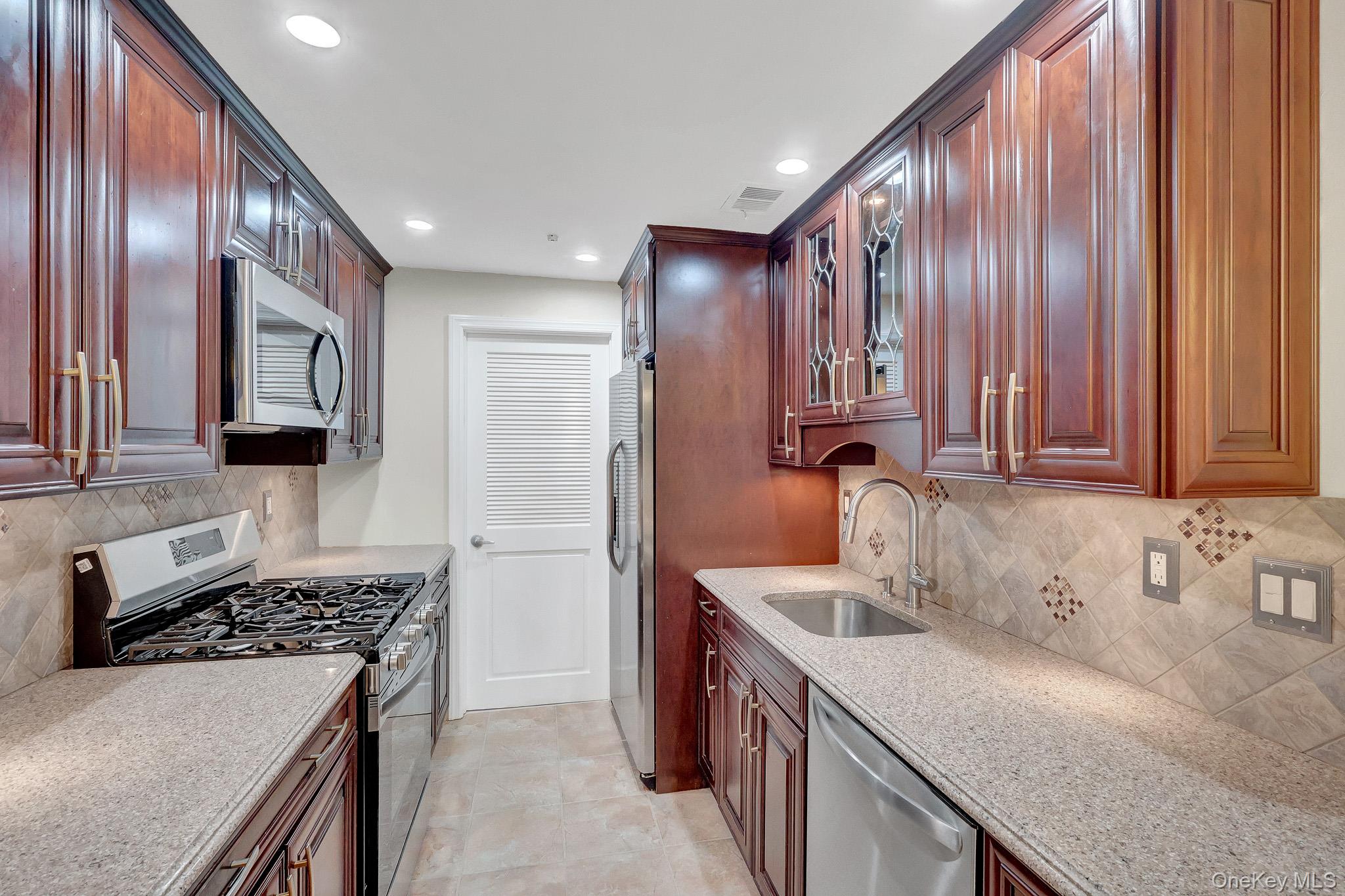 425 Clubhouse Court – For Sale photo 3