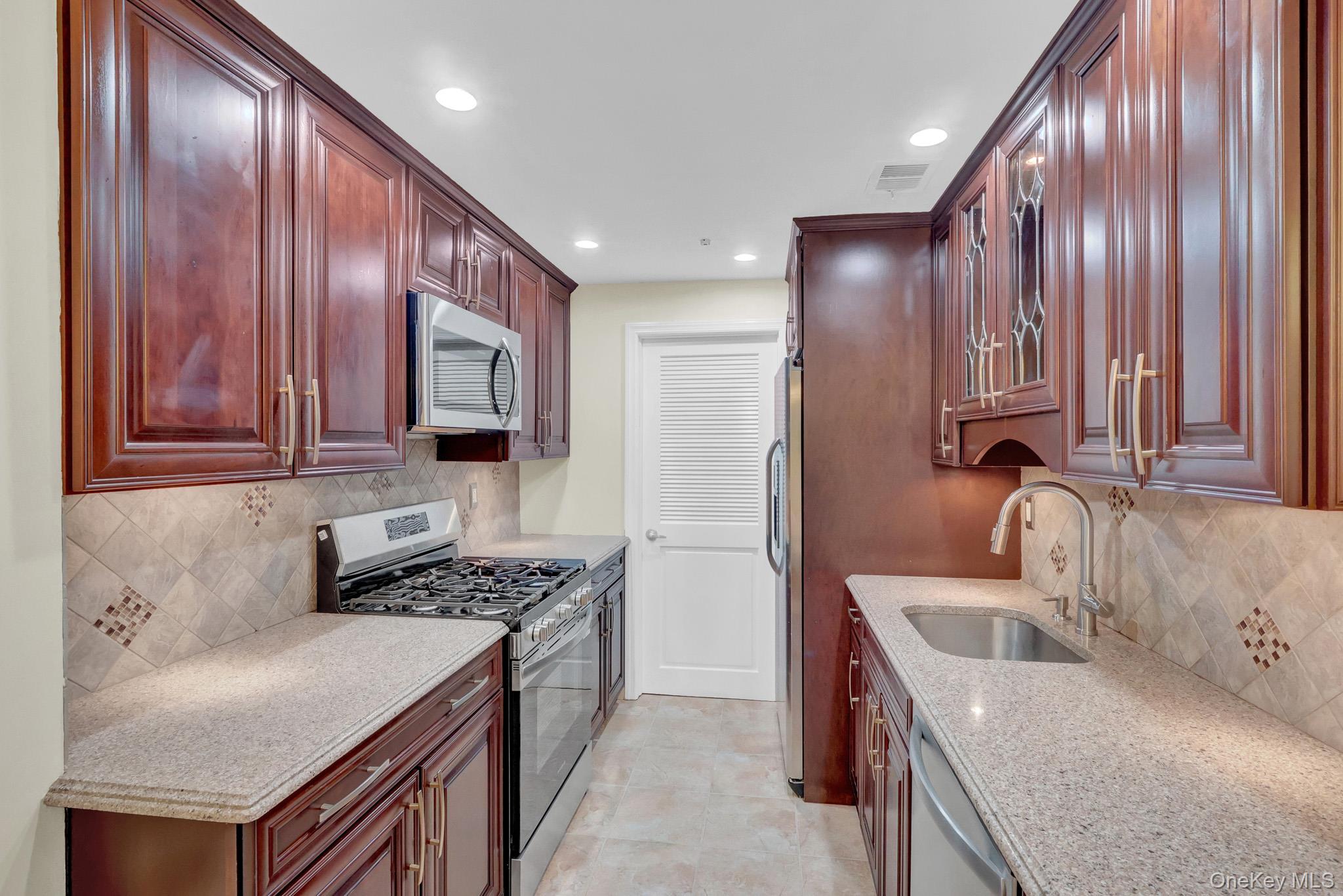 425 Clubhouse Court – For Sale photo 2