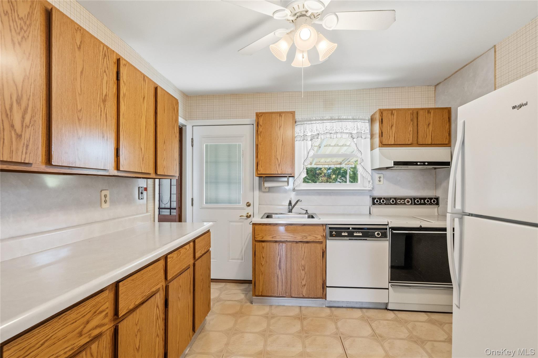 564 Center Briarwood Avenue – For Sale photo 9