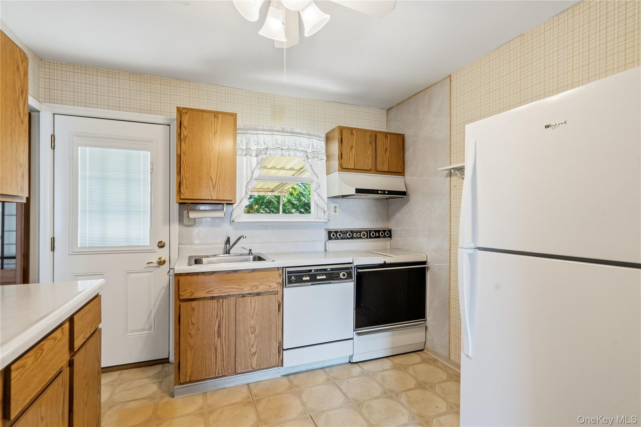 564 Center Briarwood Avenue – For Sale photo 10