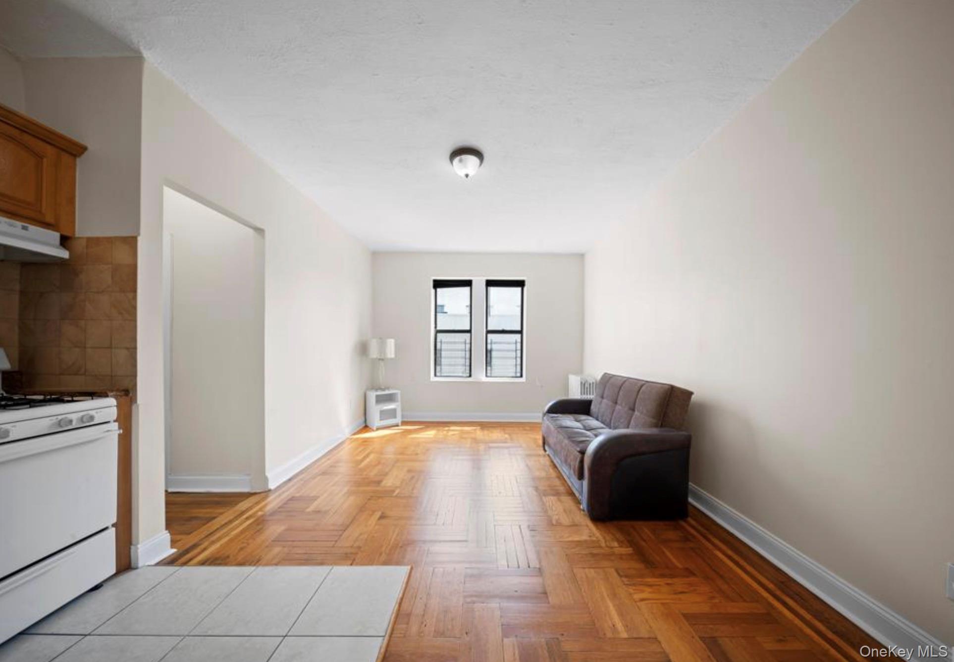 1372 Shakespeare Avenue, Unit 4D photo 2