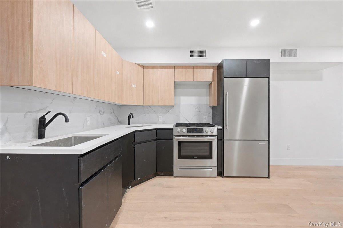 122 E 46th St – For Sale photo 8