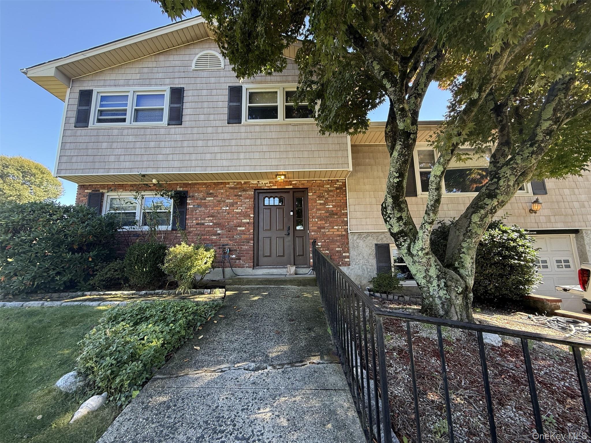 7 Woodlands Avenue N – For Rent