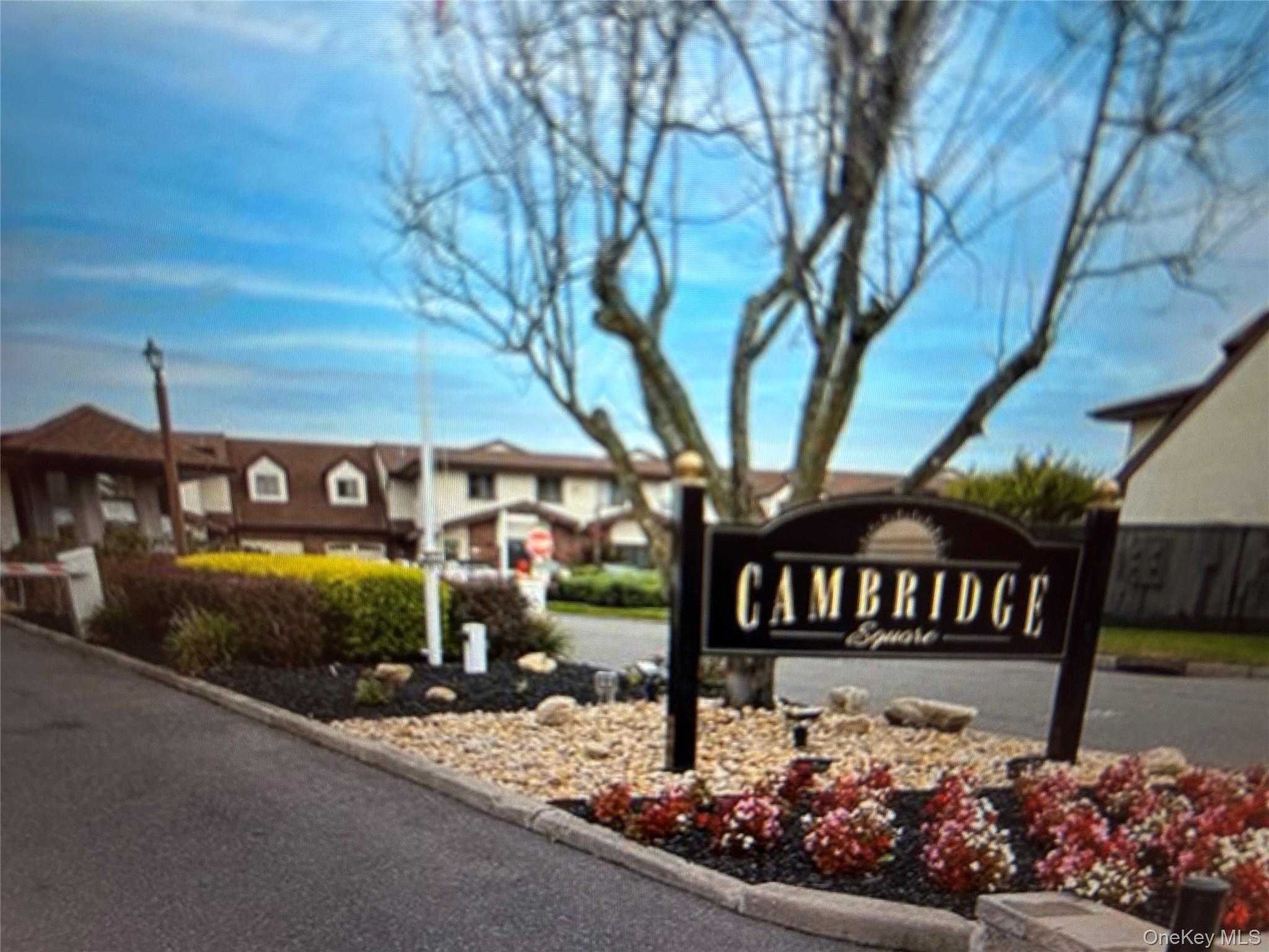 14 Cambridge Drive W – For Sale