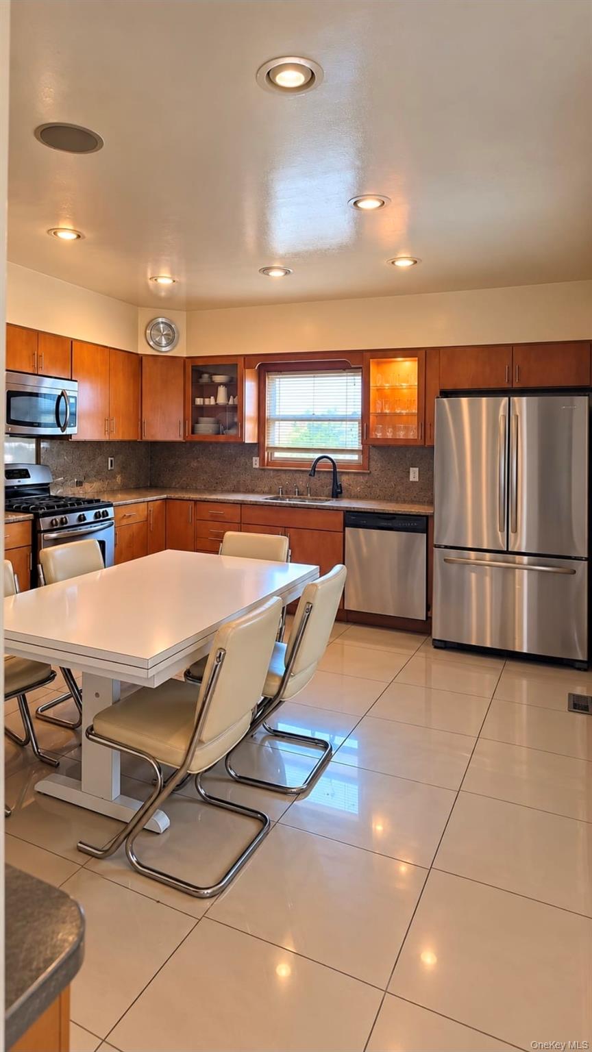207 W Broadway – For Sale photo 2