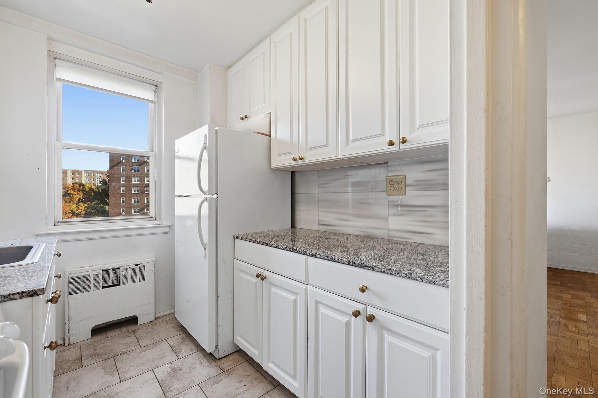 25 Knolls Crescent, Unit 9F photo 6