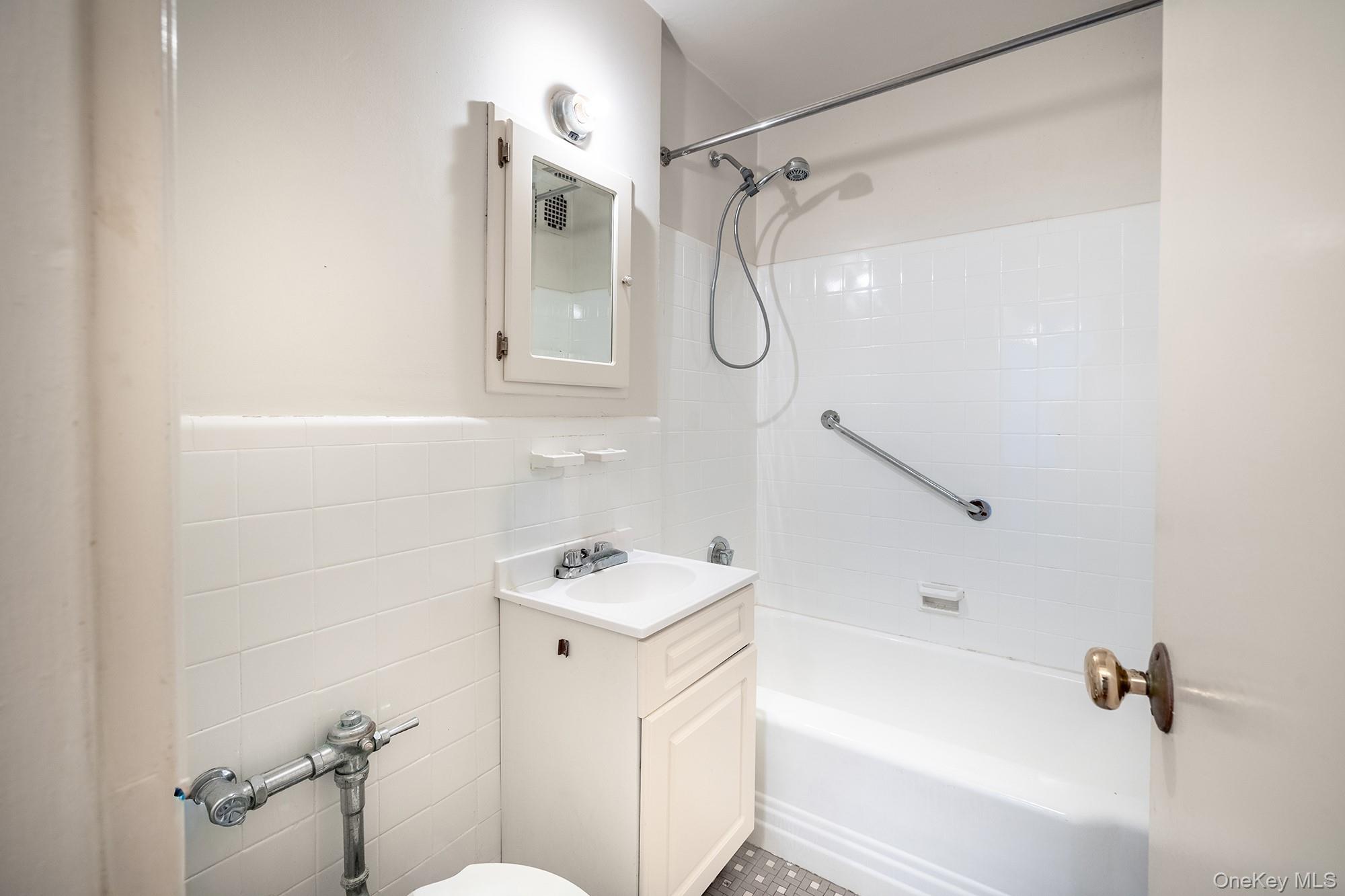 25 Knolls Crescent, Unit 9F photo 11