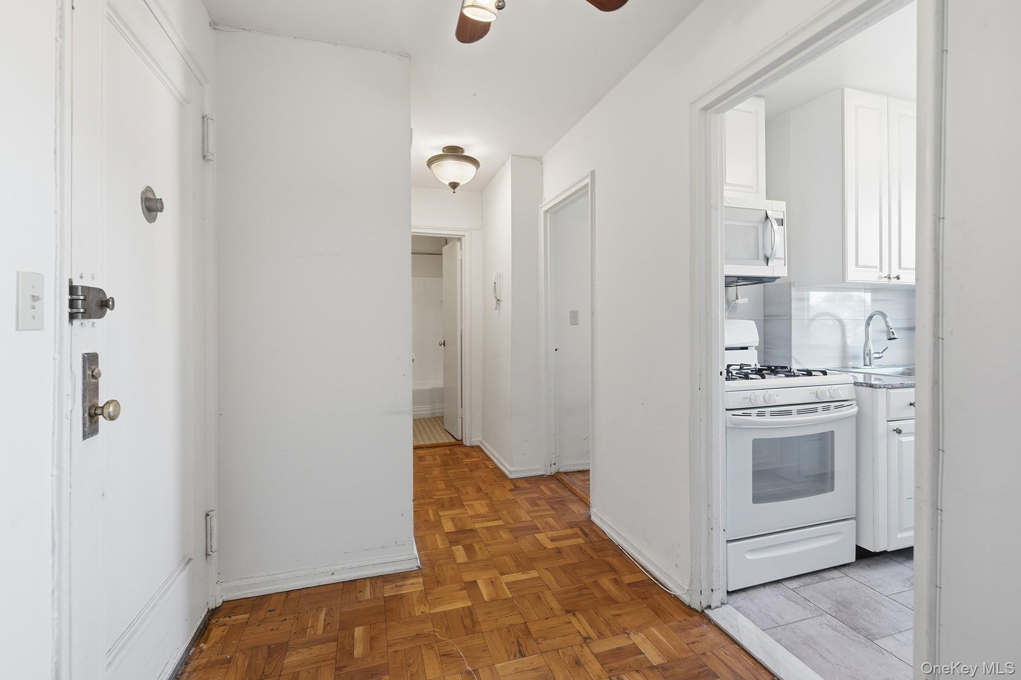 25 Knolls Crescent, Unit 9F photo 4