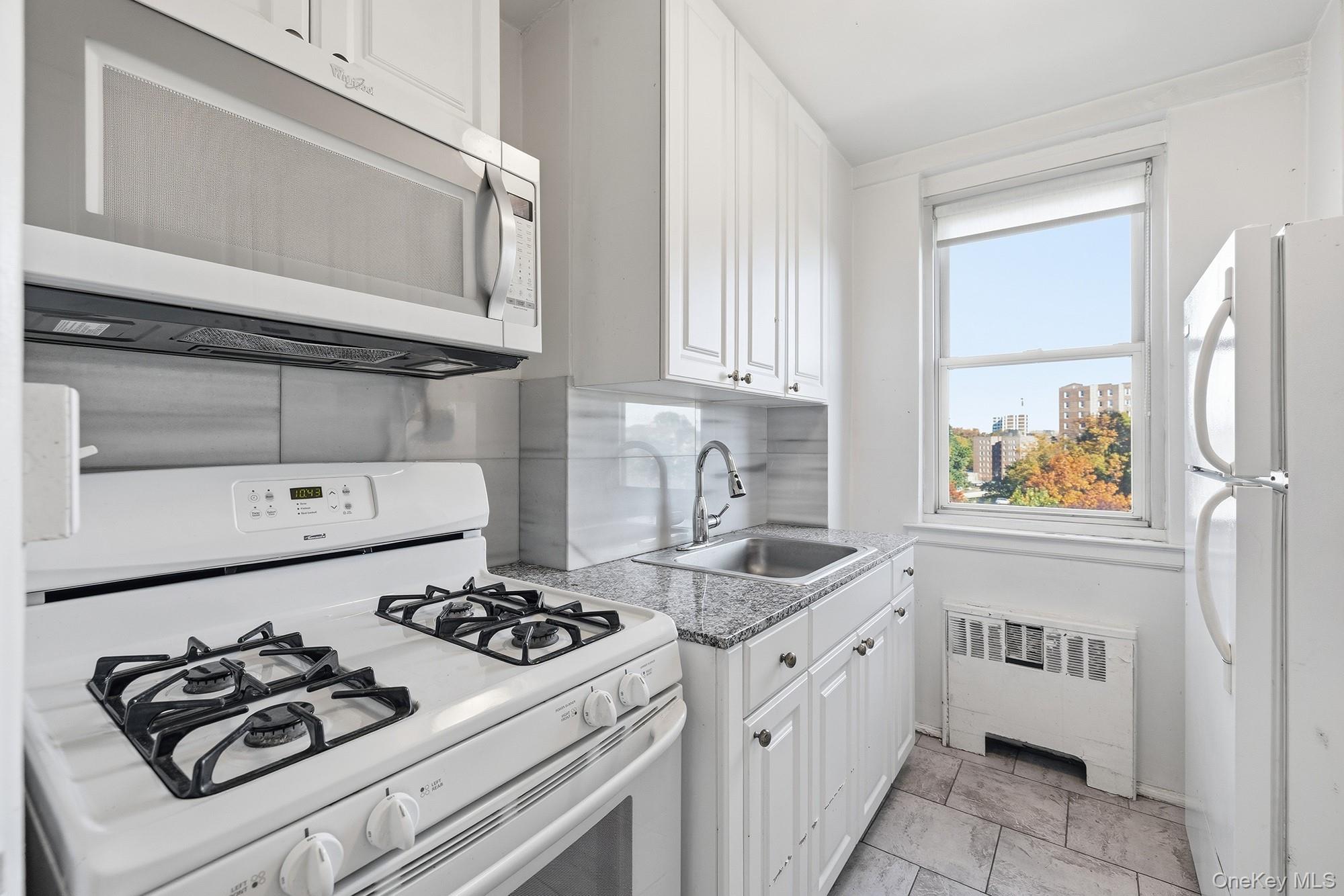 25 Knolls Crescent, Unit 9F photo 5