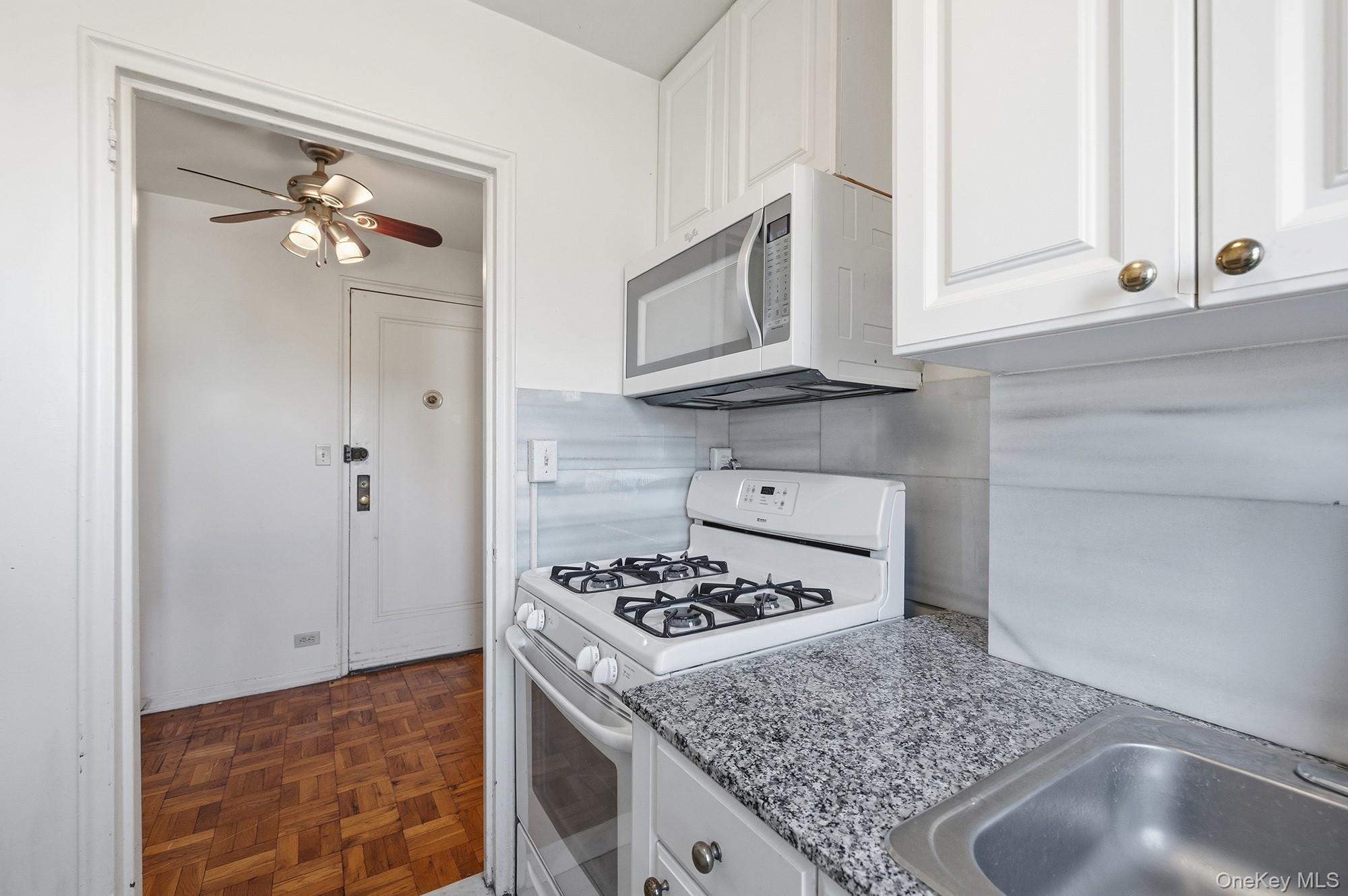 25 Knolls Crescent, Unit 9F photo 7